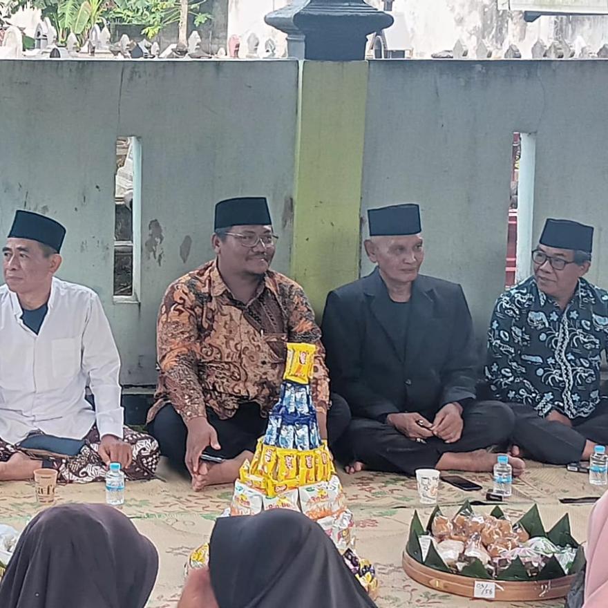 MASYARAKAT PADUKUHAN SAMBILEGI LOR MENGGELAR DOA DAN TRADISI NYADRAN DI MAKAM MODINAN
